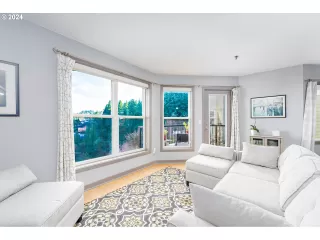 Photo #3: 24062205 Listing