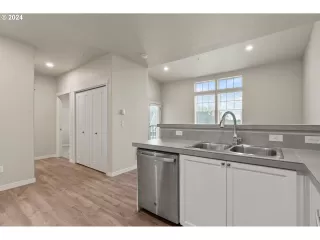 Photo #6: 24062226 Listing