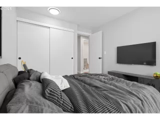 Photo #5: 24062836 Listing