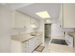 Photo #2: 24063603 Listing