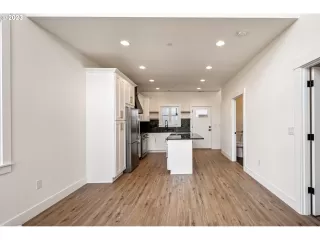 Photo #5: 24064488 Listing