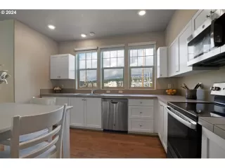 Photo #6: 24067716 Listing