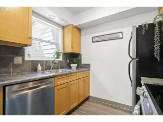 Photo #6: 24067820 Listing