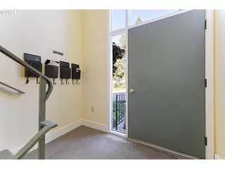 Photo #6: 24070709 Listing