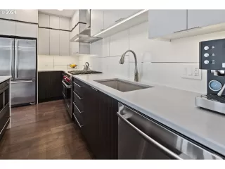 Photo #5: 24071261 Listing