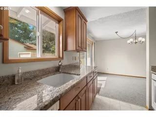 Photo #5: 24072035 Listing