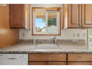 Photo #6: 24072035 Listing