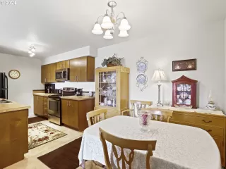 Photo #5: 24073964 Listing