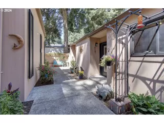 Photo #5: 24074299 Listing