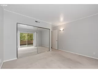 Photo #4: 24075445 Listing