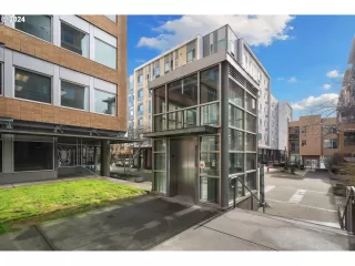 Photo #4: 24076210 Listing