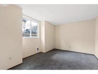 Photo #4: 24076717 Listing