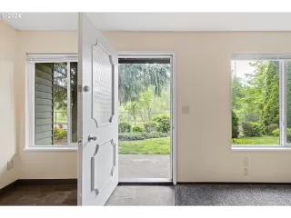 Photo #5: 24076717 Listing