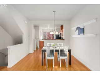 Photo #1: 24078029 Listing 