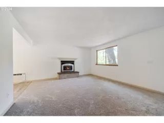 Photo #6: 24079901 Listing