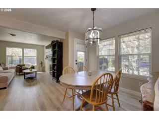 Photo #5: 240799383 Listing