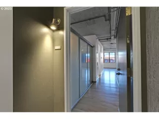 Photo #5: 24080927 Listing