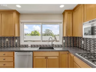 Photo #5: 24081416 Listing 