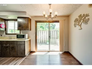 Photo #4: 24081909 Listing