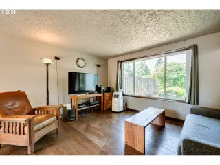 Photo #5: 24081909 Listing