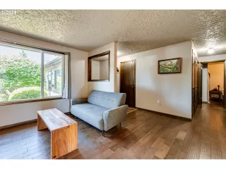 Photo #6: 24081909 Listing