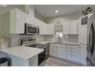 Photo #6: 24083519 Listing