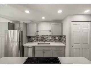 Photo #5: 24088253 Listing