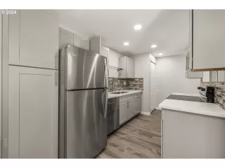 Photo #6: 24088253 Listing