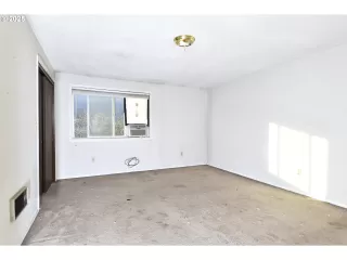 Photo #5: 24089706 Listing