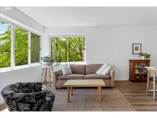 Photo #3: 24090129 Listing