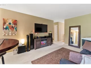 Photo #4: 24090341 Listing