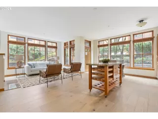 Photo #6: 24091314 Listing