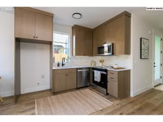 Photo #3: 24091618 Listing