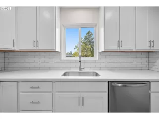 Photo #5: 24091922 Listing 