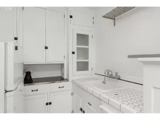 Photo #2: 24092275 Listing