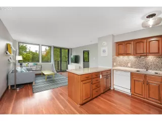 Photo #3: 24093463 Listing