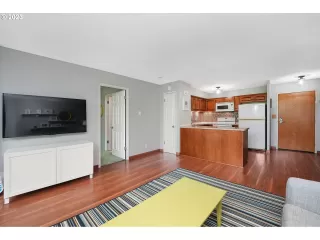 Photo #4: 24093463 Listing