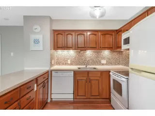 Photo #6: 24093463 Listing