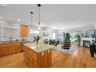 Photo #3: 24094063 Listing