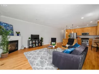 Photo #6: 24094063 Listing