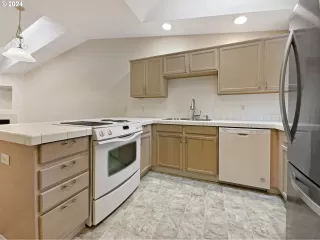 Photo #6: 24094399 Listing