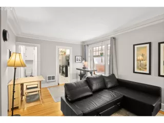 Photo #6: 24098754 Listing