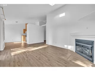 Photo #5: 24098973 Listing