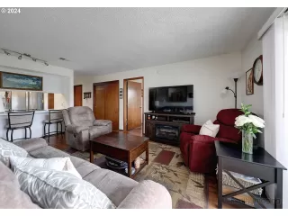 Photo #6: 24099791 Listing