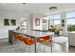 Photo #6: 24100459 Listing