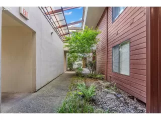 Photo #4: 24102009 Listing