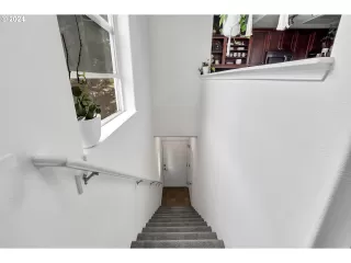 Photo #6: 24102716 Listing