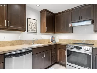 Photo #5: 241042345 Listing