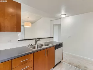 Photo #3: 24104255 Listing