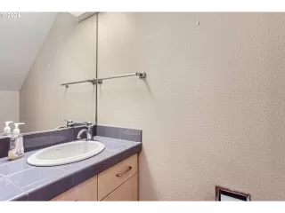 Photo #5: 24104513 Listing